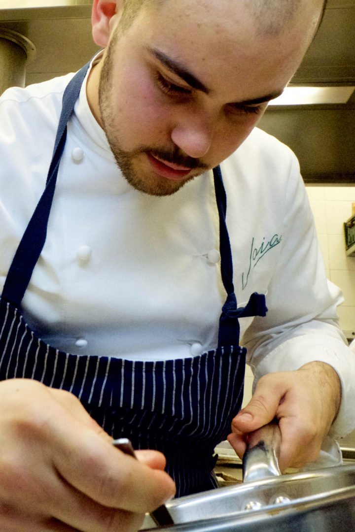 jacopo ticchi in cucina mentre prepara impasto ravioli cucina vegetariana