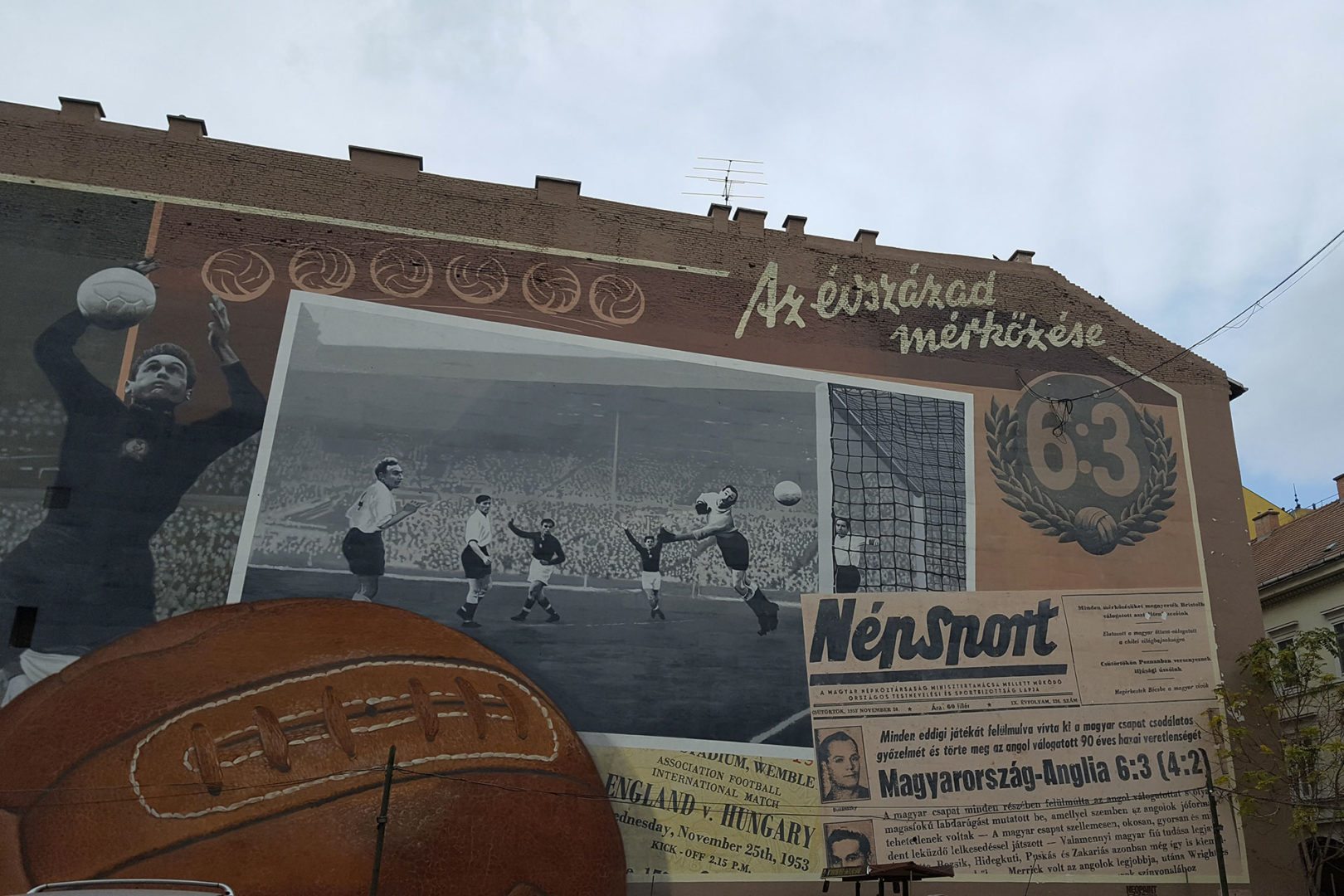 la street art a budapest celebra lo sport