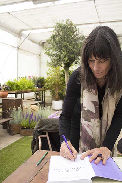 serra di fiori al vivaio Camilla mentre autografa una copia del suo libro al vivaio Sisaflor di Forlì