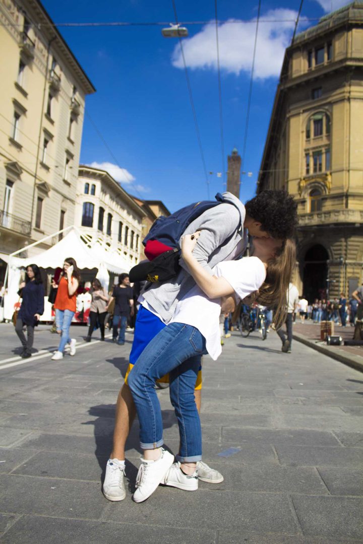 Bologna bacio sotto le due Torri