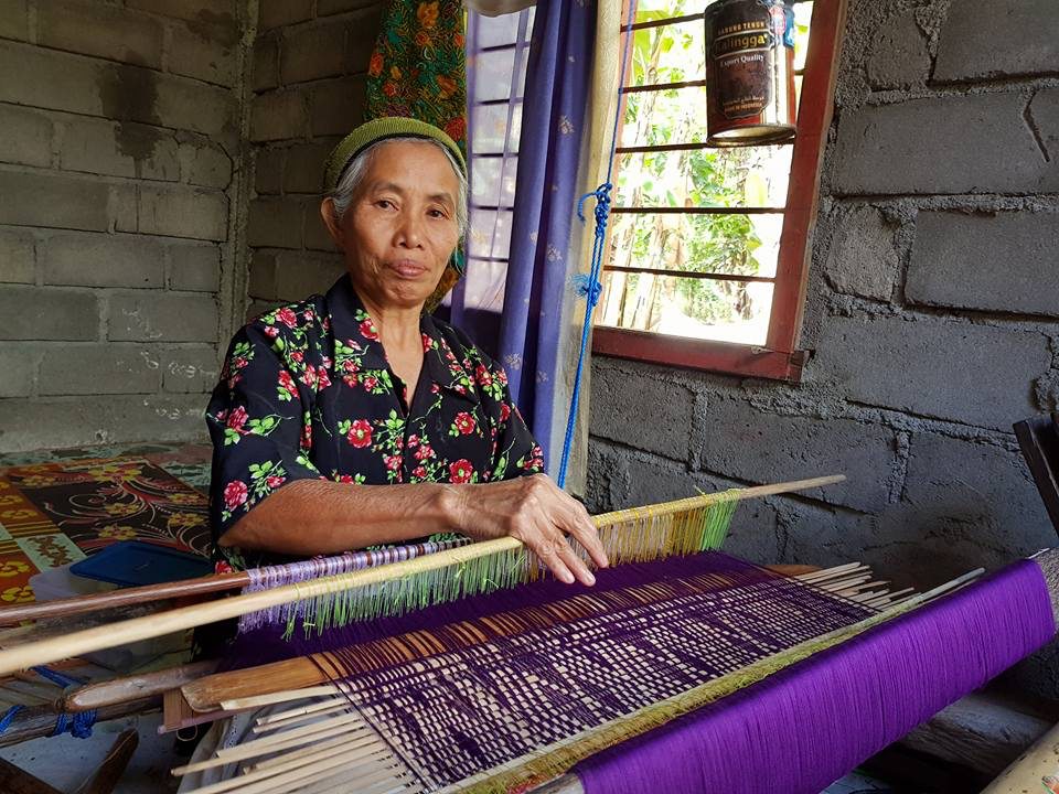 donna che tesse a bali