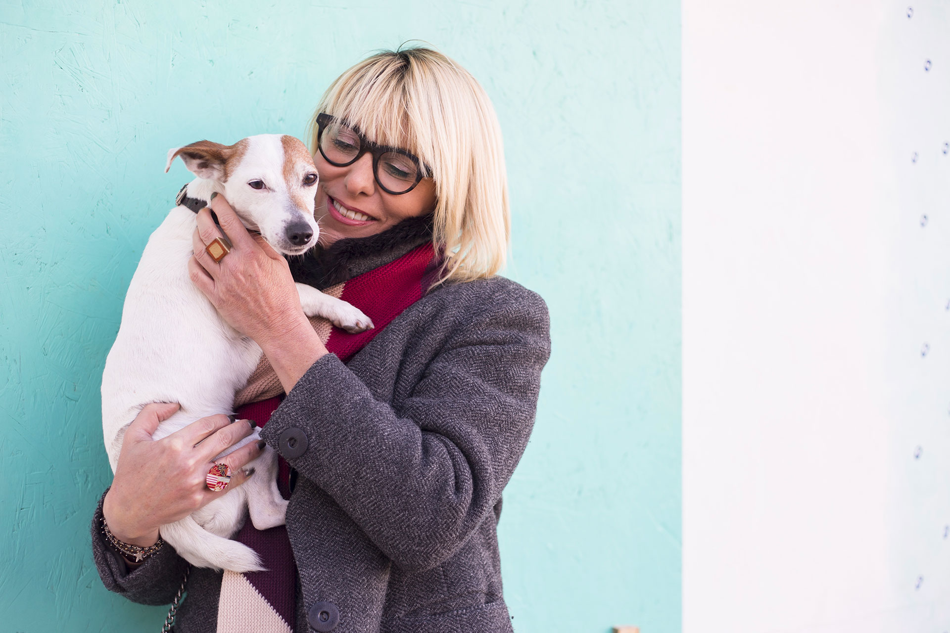 donna con in braccio il suo cane