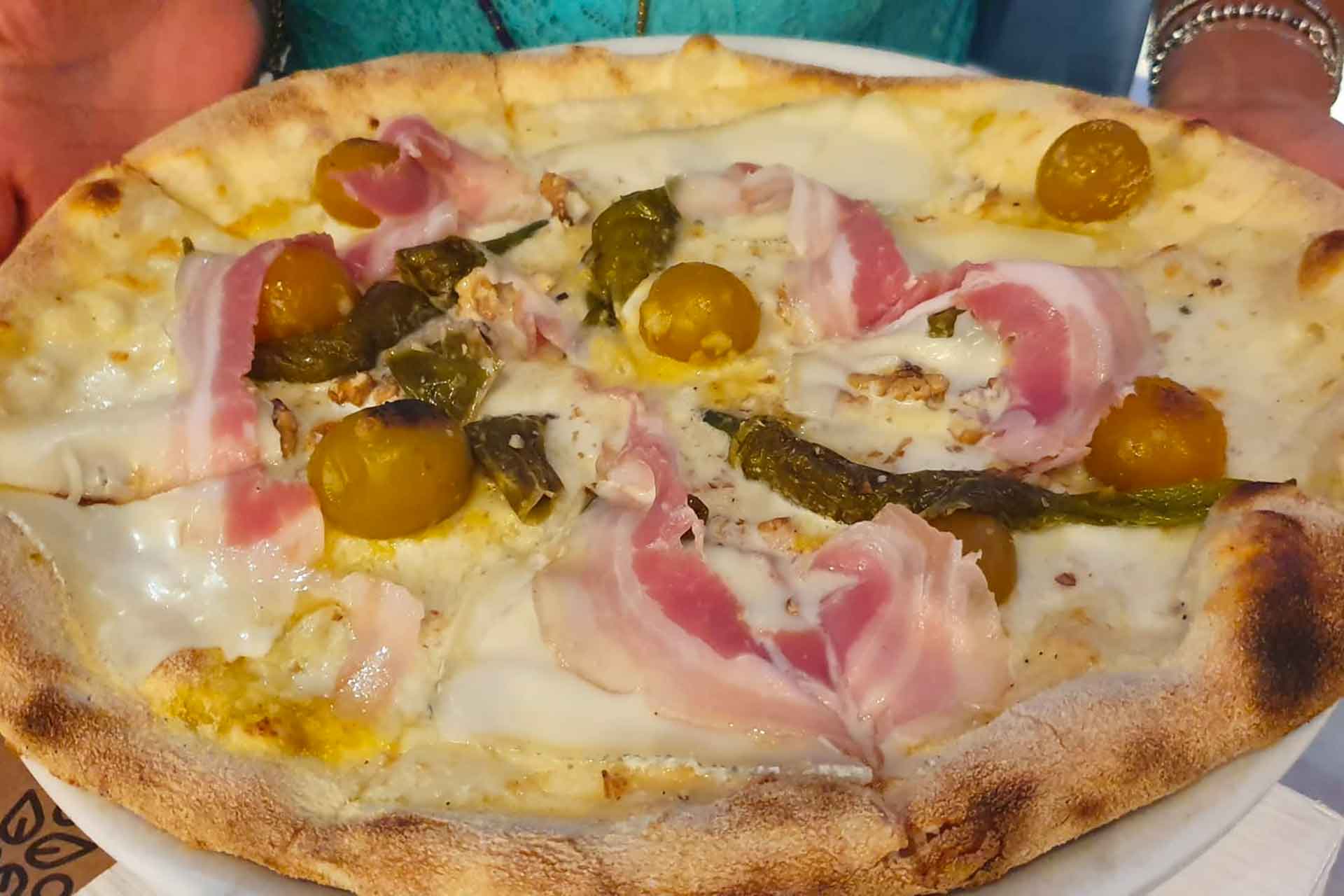 pizza con prodotti pugliesi