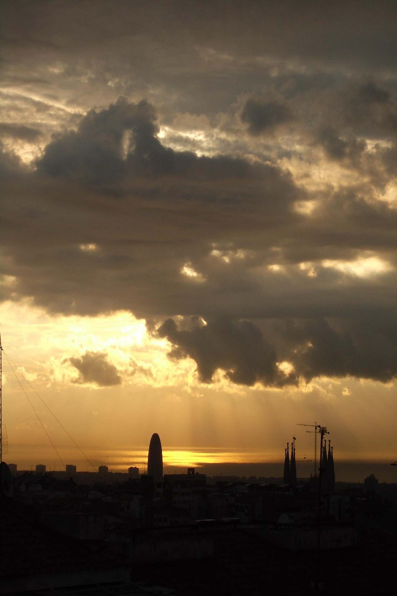 skyline barcelloona quando piove barcelona tore agua